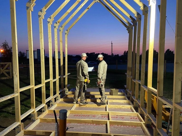 Mini barn on FINHA V100 connectors